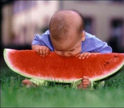 beba jede lubenicu