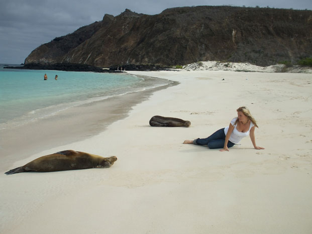 leonora surian na plazi na galapagosu