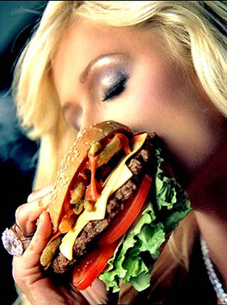 žena jede hamburger