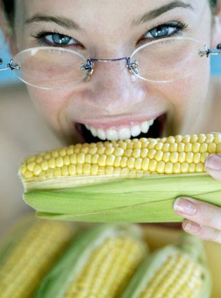 zena jede kukuruz