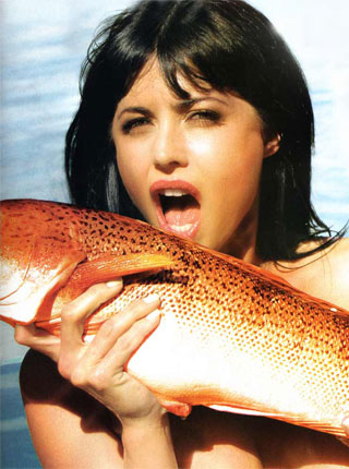 zena jede ribu