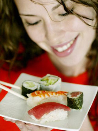 zena jede sushi