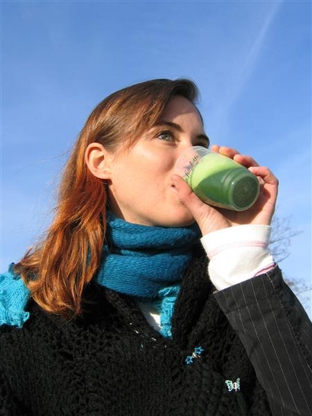 zena pije zelenu magmu