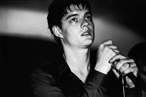 sam riley kao ian curtis u corbijnovom filmu control