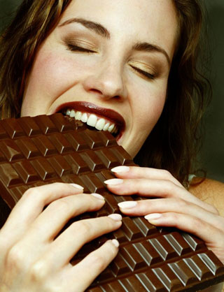 žena jede čokoladu