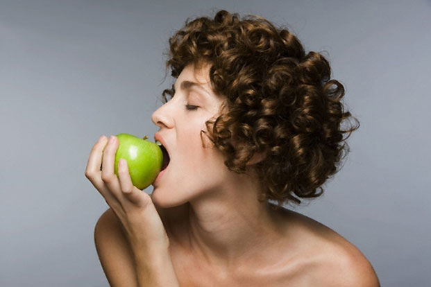 žena jede jabuku