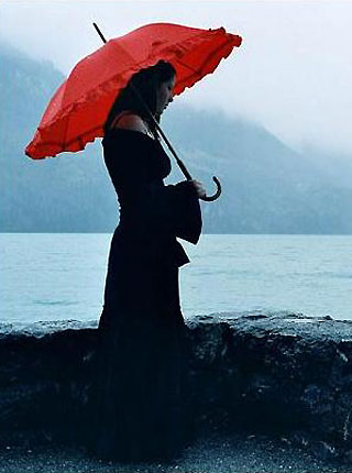 žena pod kišobranom