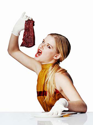 žena jede meso