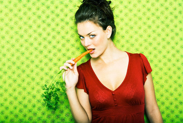 žena jede mrkvu