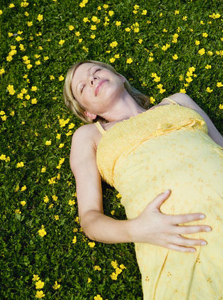 trudna žena u travi