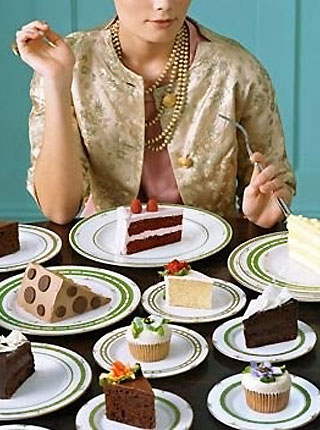 žena jede slatko