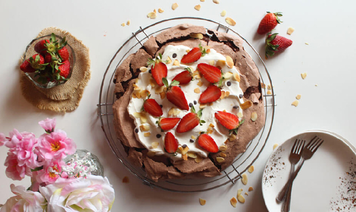pavlova s jagodama i slagom