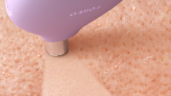 06_FOREO_KIWI™ derma_Product on the skin