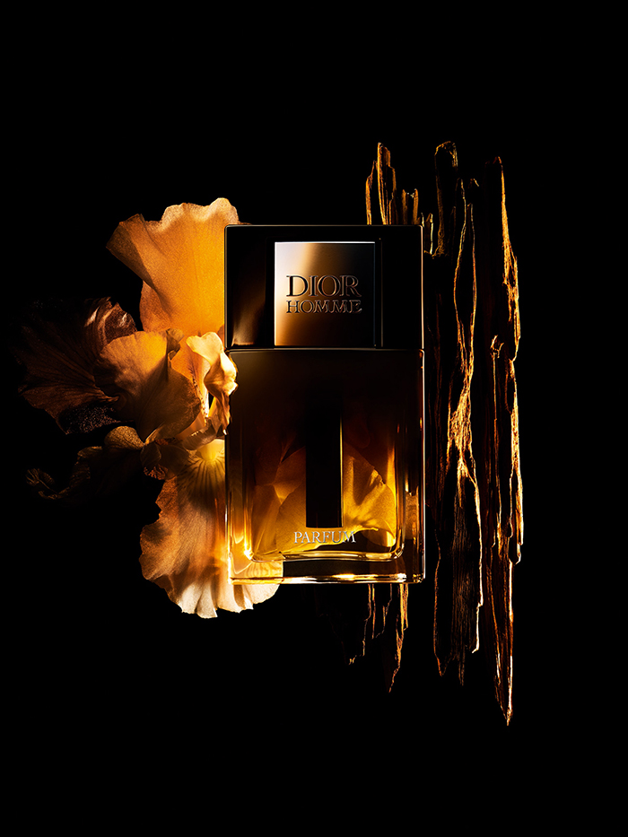 Novo mirisno poglavlje Danas, u rukama Francisa Kurkdjiana, ovaj kultni miris dobiva novo poglavlje. Dior Homme Parfum sada je drskiji, topliji i neuhvatljiviji nego ikada. Njegov prepoznatljivi iris, ikona sofisticiranosti i snage, ovdje je doveden do ekstrema. Parfem koji je nekad bio oličenje elegantnog dandyja sada dobiva potpuno novu dimenziju – on je moćan, magnetski, senzualan, njegov buntovni stariji brat.    "Dior Homme je prepoznatljiv svima, oličenje nježne snage muževnog irisa. Polazeći od kultnog okvira, redefinirao sam tu klasičnu strukturu i iznova osmislio njegovu zavodljivu siluetu. Poput nebodera koji se uzdiže s neslomljivom snagom, moj Dior Homme odiše nebeskom raskoši i snažnom prisutnošću. On prenosi sliku suptilnog i tajanstvenog cvijeta, uspravnog i trijumfalnog, koji kao da niče iz betona i stakla",  kaže kreativni direktor parfemske kuće Dior Francis Kurkdjian. Iris kao srce mirisne arhitekture U srcu mirisa vlada Iris Pallida, cvijet koji u sebi nosi paradoks – istovremeno je suptilan i snažan, eteričan i postojan, nježan, a ipak nepokolebljiv. Kurkdjian ga ne tretira kao običan cvjetni akord, već ga koristi kao mirisnu okosnicu, naglašavajući njegov dvostruki karakter: puderastu profinjenost latica i sirovu snagu moćnog korijena. Esencija irisa dolazi iz srca Toskane, iz ekskluzivne Diorove suradnje s lokalnim uzgajivačima. Proces njezine obrade traje punih šest godina – tri godine kultivacije i tri godine sušenja, prije nego što se podvrgne parnoj destilaciji koja traje više od 20 sati. Na kraju procesa ostaje samo maslac irisa – voskasti koncentrat koji mirisu daje karakterističnu teksturu i postojanost. Pačuli, vetiver, kumarin… No, iris nije sam. Topli jantarni akordi dodaju mu baršunastu dubinu, dok pačuli i vetiver donose muževnu strukturu i zemljanu profinjenost. Konačan pečat ostavlja kumarin – nota svježe pokošenog sijena, obogaćena daškom gorke čokolade i tamne kave, koji mirisu daju zavodljivost. "Za novu interpretaciju Dior Homme mirisa, želio sam prikazati iris u njegovoj punoj snazi – od cvijeta do korijena. Zamislio sam ga kao arhitektonsku okosnicu parfema, gdje se nježnost i snaga isprepliću u savršenoj ravnoteži. Kombinacija ambre i kumarina omogućila mi je dovođenje tog kontrast do samog ekstrema", zaključuje Kurkdjian. Minimalizam koji govori više Dior Homme Parfum nije samo olfaktivna revolucija – on je i vizualni manifest elegancije. Impozantna staklena bočica spaja kontraste – topli jantarni sok zatvoren je u hladno, crno lakirano staklo, stvarajući efekt mistične dubine. Minimalistički natpis i srebrna aluminijska pločica dodaju mu suvremenu notu, a simbol pčele unutar poklopca odaje počast savoir-faire tradiciji kuće Dior. Ovo nije bočica koja se skriva u ladici – ovo je miris koji zaslužuje biti izložen. Robert Pattinson: Utjelovljenje Dior Homme muškarca Dior Homme Parfum traži muškarca koji ga može nositi, koji je strastven i suzdržan, senzualan i neuhvatljiv. Ukratko, Robert Pattinson se vraća kao zaštitno lice mirisa, ovaj put u suradnji s francuskim elektronskim duom The Blaze. Film I’m Your Man, snimljen na ulicama New Yorka, prenosi energiju suvremene muževnosti – od jurnjave vatrogasnim stepenicama i divlje vožnje motorom uz ocean do senzualnih trenutaka u loftu. Atmosfera je napeta, urbana i privlačna, pojačana novim remixom Cohenove pjesme I’m Your Man. Kampanja se nastavlja kroz objektiv Mikaela Janssona, u seriji fotografija koje sjajno "hvataju" Pattinsonovu karizmu. Jednostavna crna majica, pogled koji prodire, ruka u kosi – sve u atmosferi prožetoj jantarnim tonovima. Svaka slika prenosi esenciju Dior Homme Parfuma: snagu, sofisticiranost i zavodljivost. Stav! 