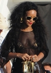Rihanna i na odmoru njeguje vamp izgled