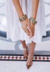 Dobitna kombinacija za ljeto: jednostavna bijela haljina + dinamičan nakit