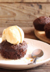 Čokoladni muffini sa sladoledom i kavom