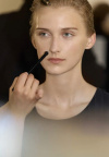 Chanel Cruise 2026/27 backstage: beauty trikovi za savršen ten