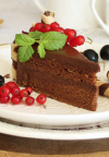 Jednostavna i prefina čokoladna torta sa šumskim voćem
