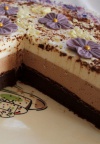 Sočna torta s tri vrste čokolade
