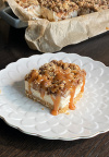 Neodoljivi cheesecake crumble s jabukama i karamelom bez pečenja
