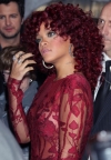 Rihanna oduševila ljubičasto-crvenim kovrčama