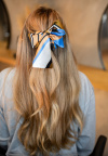Trend u kosi: svilene marame za nebrojene varijante frizura