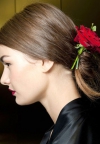Romantika i glamur: kako nositi ukrase za kosu?