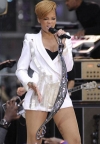 Rihanna zapjevala u sakou i gaćicama