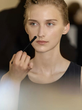 Chanel Cruise 2026/27 backstage: beauty trikovi za savršen ten