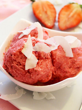 Neodoljivi jogurt sladoled s jagodama i kokosom