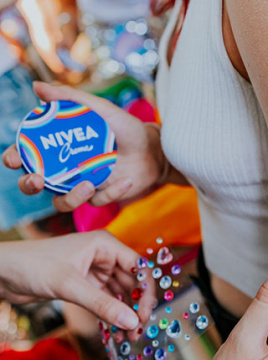 Legendarna Nivea plava krema zasjala u duginim bojama!