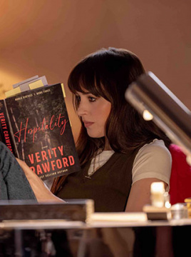 Anne Hathaway i Dakota Johnson briljiraju u novom trileru "Verity"!