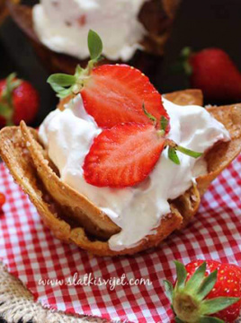 Slatke košarice s jagodama (ili voćem po želji) i šlagom