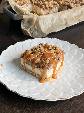 Neodoljivi cheesecake crumble s jabukama i karamelom bez pečenja