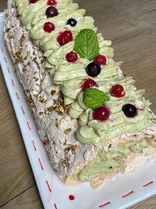 Bogata rolada od pistacija i šumskog voća